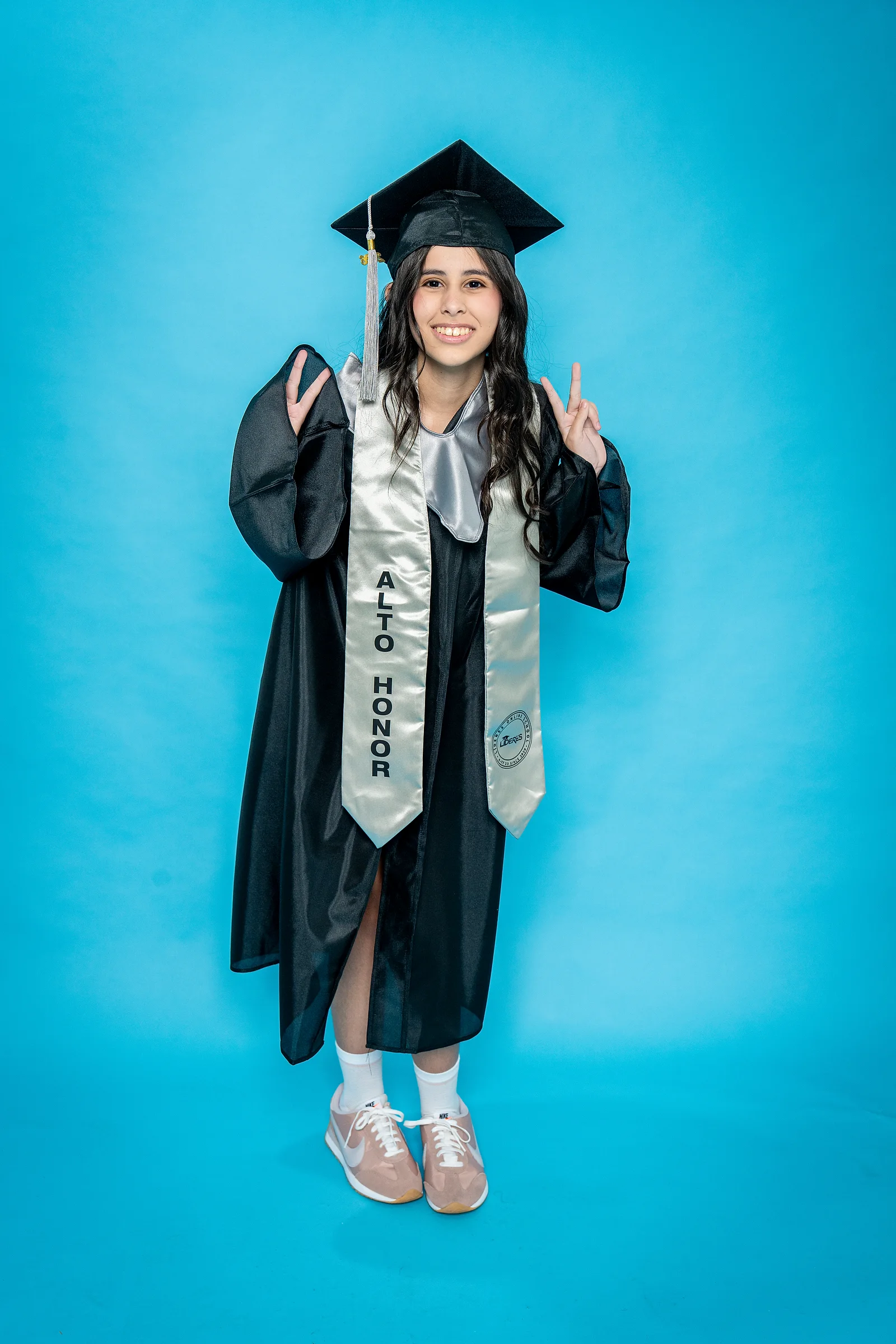 Egresada de LÍDERES ONLINE SCHOOL con distinción de Alto Honor — foto real de la institución